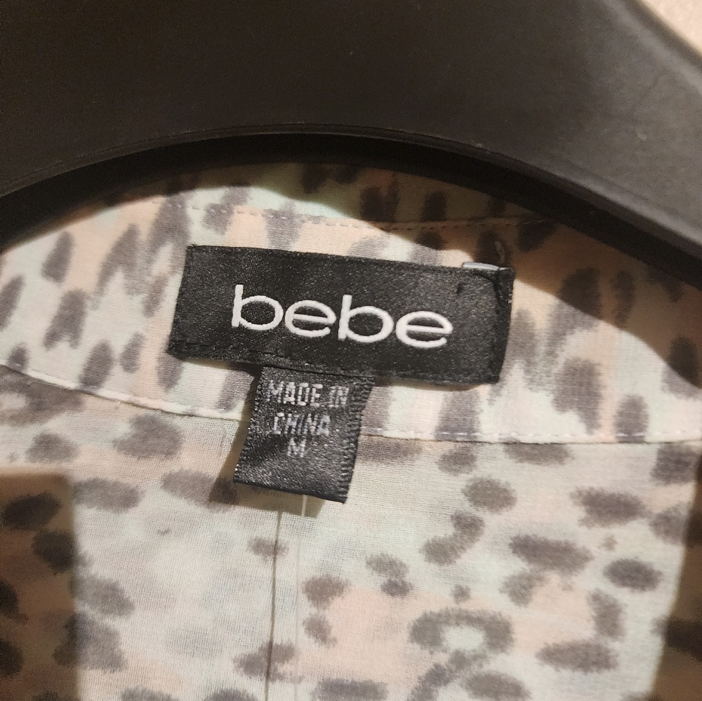 NWT Bebe Women's Animal Print Wrap Roll Tab Sleeves Chiffon Cropped Top - Picture 10 of 13